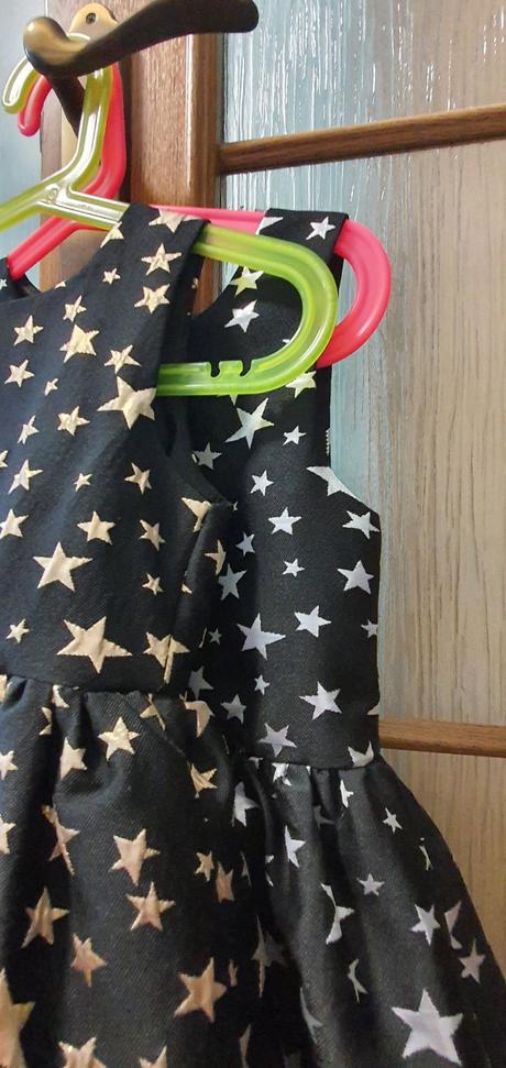 H&m slavnostne cierne saty+zlate hviezdicky, h&m,104