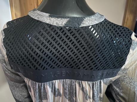 Pekné vzorované šaty s vreckami zn. magenta, l / m