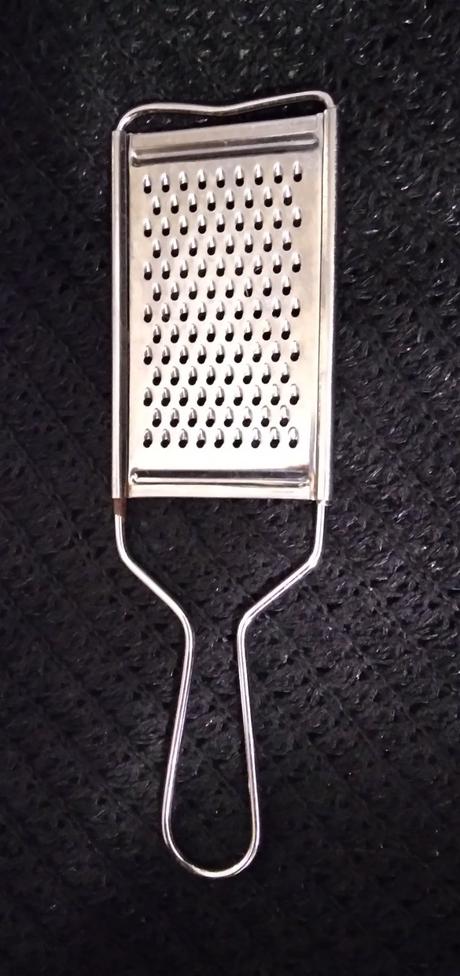 Nerezové strúhadlo na syr ako nové, 