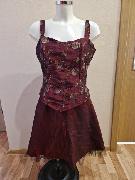 Spolocenske saty, 42