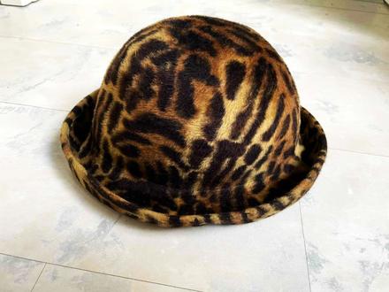 Klobúk so zvieracím vzorom, 56