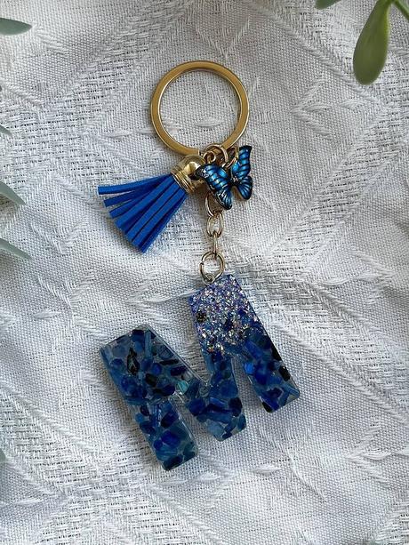 Ručne vyrobené živicové kľúčenky, 