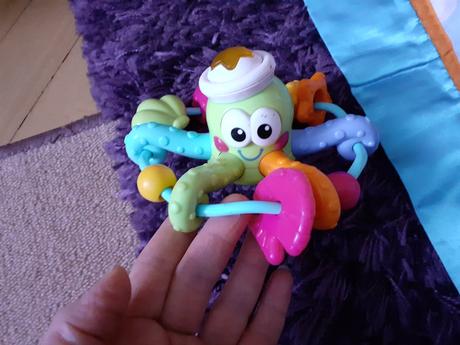 Hracia deka s rôznymi hračkami,