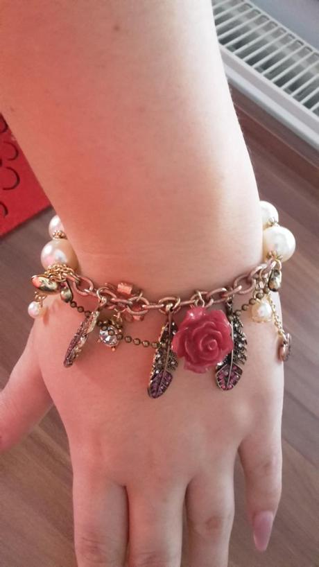 Náramok s aplikaciami,