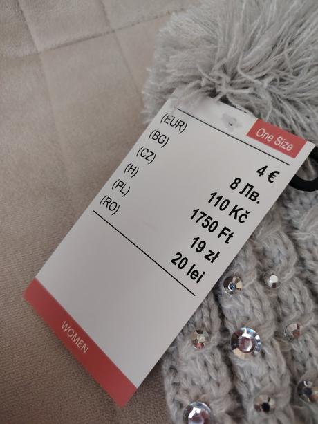 Nová sivá čiapka s brmbolcom a s ozdobnými kamienk, kik