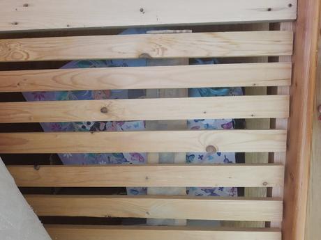 Masívna drevená posteľ, 