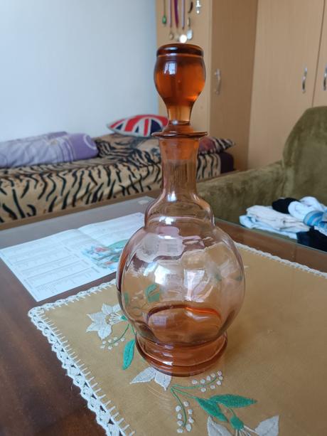 Retro sklenená karafa so zátkou - hnedé sklo, 