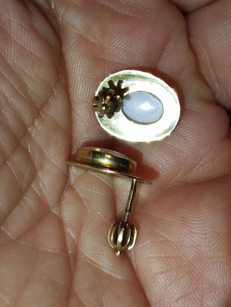 Zlaté náušnice s opalom,