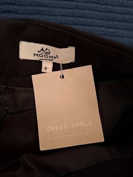 Elegantná sukňa s vreckami, s