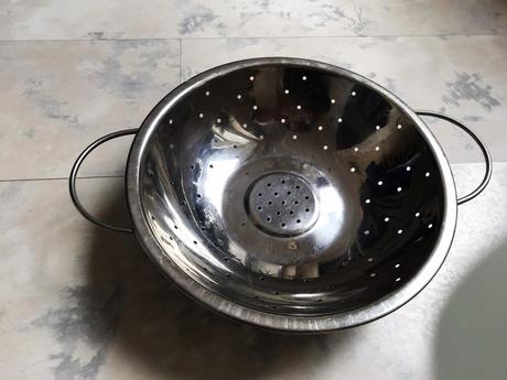 Antikorový cedník na podstavci, 