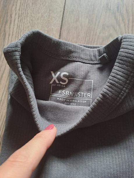 Tmavo sive crop tricko, new yorker,xs