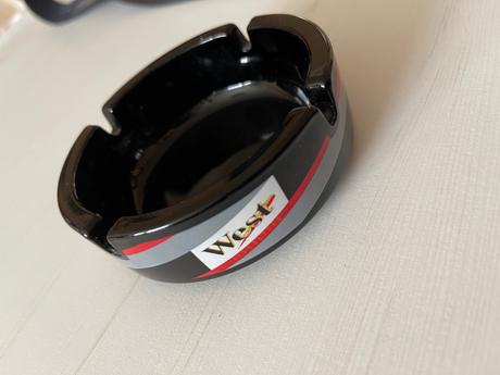 Popolník west čierny, 