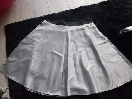 Saténová sukňa, 44