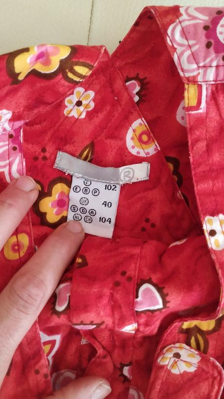 Šaty červené točivé, 104