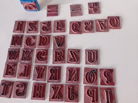 Pečiatky čísla a písmená,