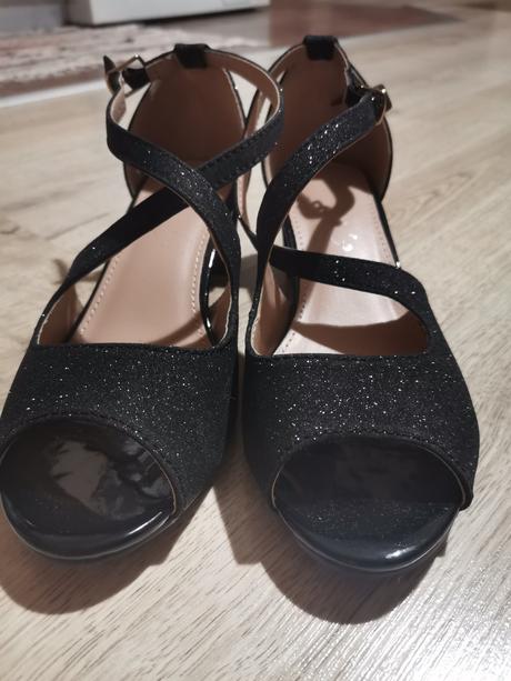 Tanečné sandálky, 32