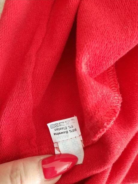 Červená mikina s brmbolcami, m