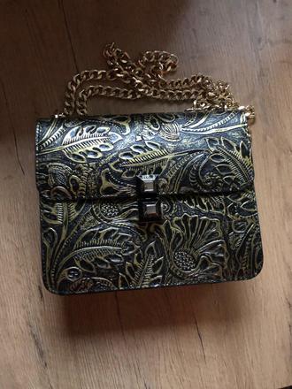 Krásna kabelka so zlatým ornamentom, 