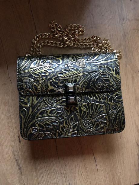 Krásna kabelka so zlatým ornamentom, 