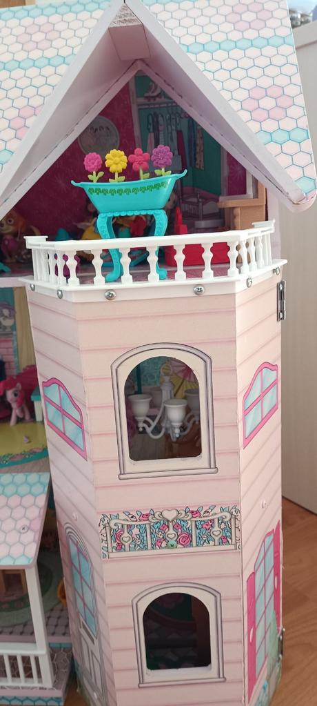 Dievčenský drevený domček, 