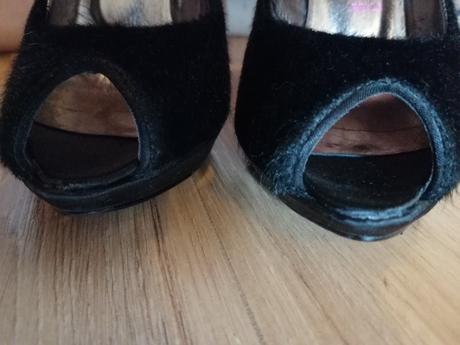 Čierne lodičky, 35