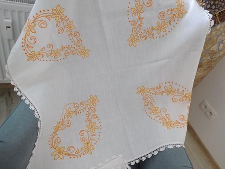 Obrus s oranžovým vzorom,