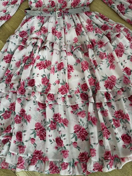 Krásne kvetinové šaty, s