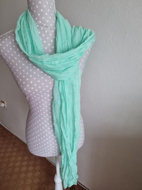 Mentolový krčený šálik,