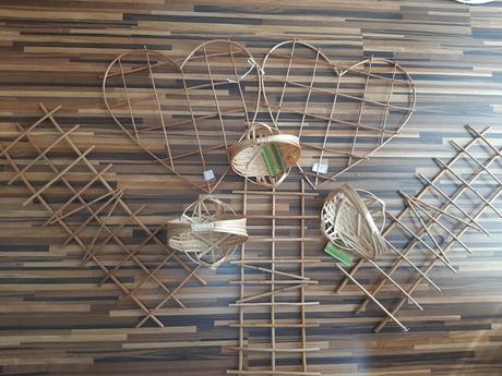 Prútené dekorácie a ozdobné kornúty na kytice.,