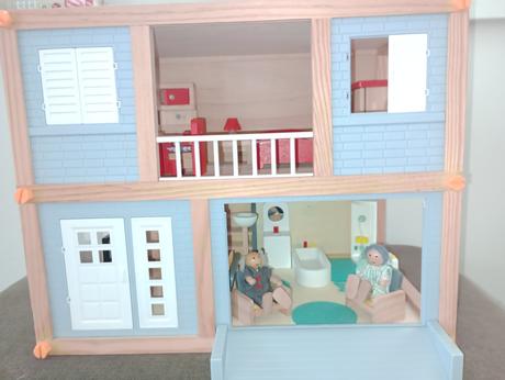 Drevený domček s vybavením,