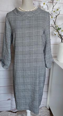 Pekné zaujímavé šaty, 46