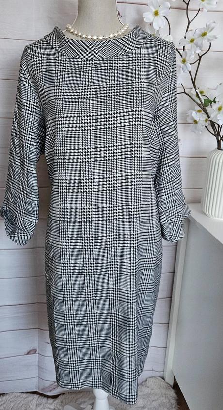 Pekné zaujímavé šaty, 46