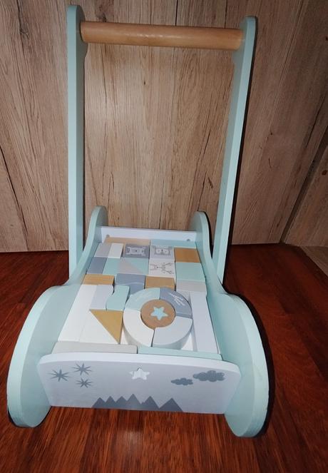 Drevený vozík s kockami,