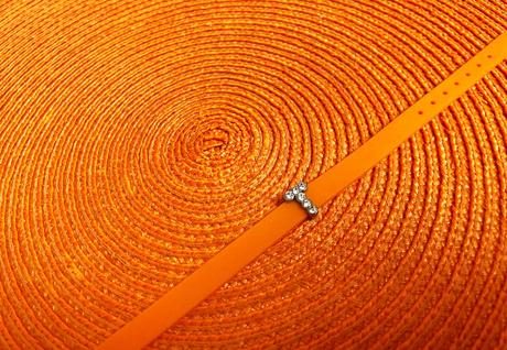 Plastový náramok s monogramom t, 