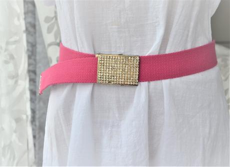 Cyklaménový opasok s trblietavou prackou, 