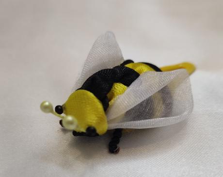 Včielka ako sponka do vlasov alebo ako brošňa, 