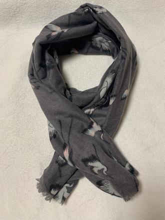 Šál s vtáčím vzorom,