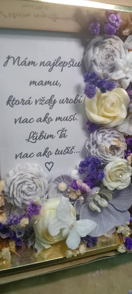Rámik a textom a mydlovými kvietkami,