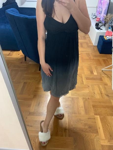 Šaty šedočierne, s