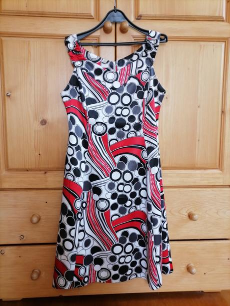 Spoločenské šaty, 44