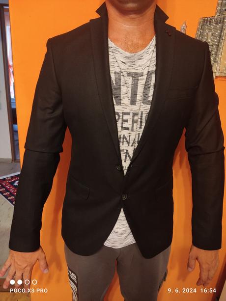 Oblek čierny 48 nestihli sme cez covid vynosiť, 48