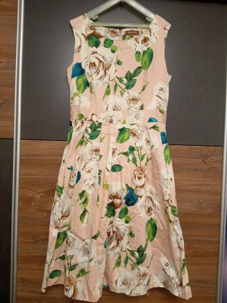 Kvetované šaty, 42