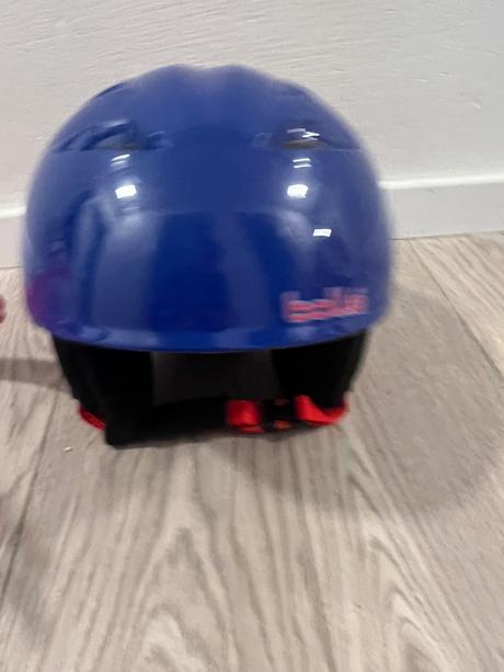 Prilba a kacenky na korculovanie, bolle