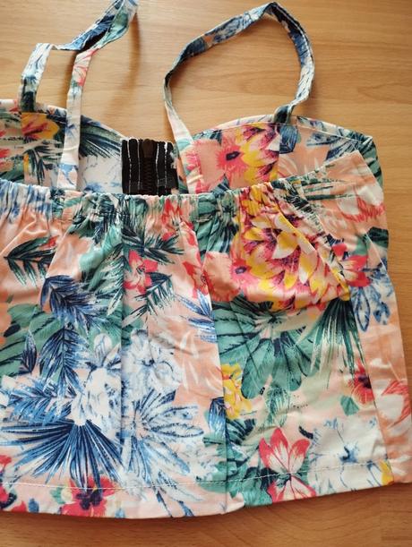 Biely kvietkovaný crop top, s