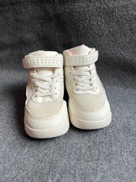 Vyvýšené tenisky, 27