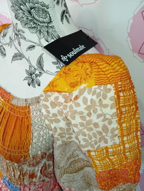 Nové vzorované šaty, s