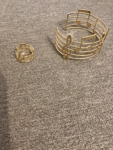 Elegantny náramok a prsteň - hudba,