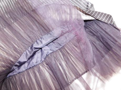 Velmi pekne saty tmavošedej farby s pruzkami, s