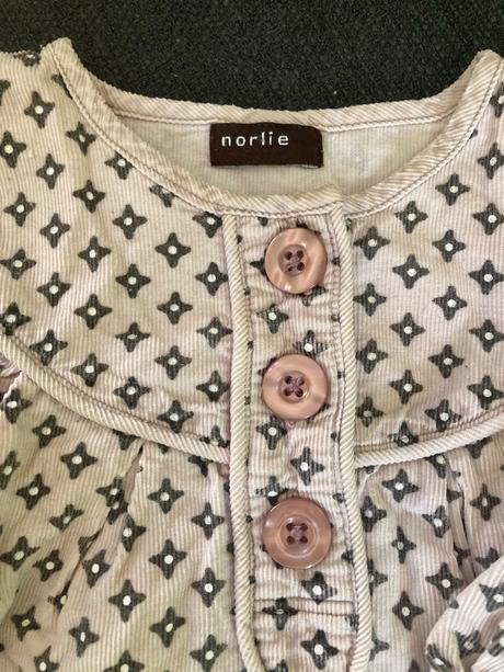 Menčestrové šaty, 74