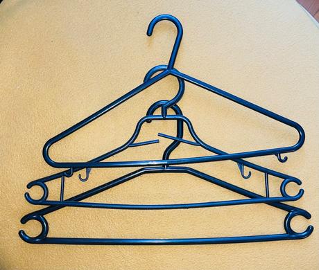 3 ks plastové vešiaky, 